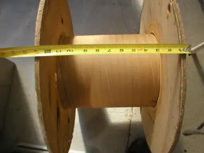 Rouleau bobine de fils électrique vide pouvant servir comme table ou décoration. Il peut y avoir une...