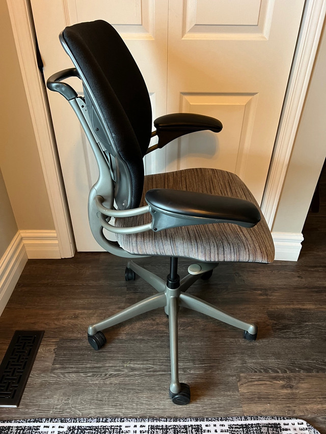 Humanscale freedom task chair  in Chairs & Recliners in Oakville / Halton Region - Image 2