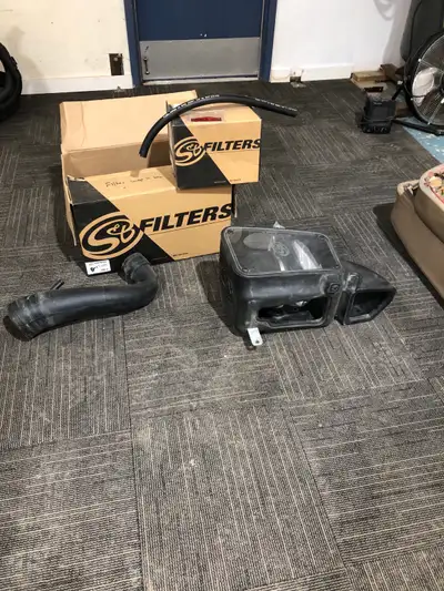 For Sale lightly used cold air intake ram 5.7 hemi 2009-2018 all 5.7 hemi in Ram 1500,2500 and 3500...