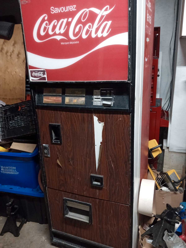 Coke machine in Arts & Collectibles in Brockville - Image 2