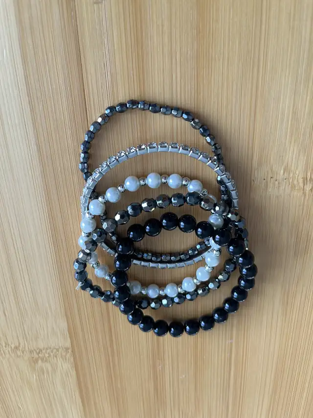 Set of fashion faux pearl bracelets in Jewellery & Watches in City of Montréal - Image 2