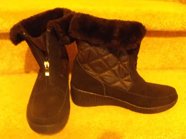 WOMANS WINTER BOOTS in Women's - Shoes in Red Deer - Image 2