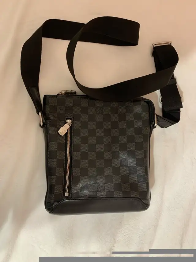 Louis Vuitton discovery bb messenger in Other in City of Toronto - Image 4