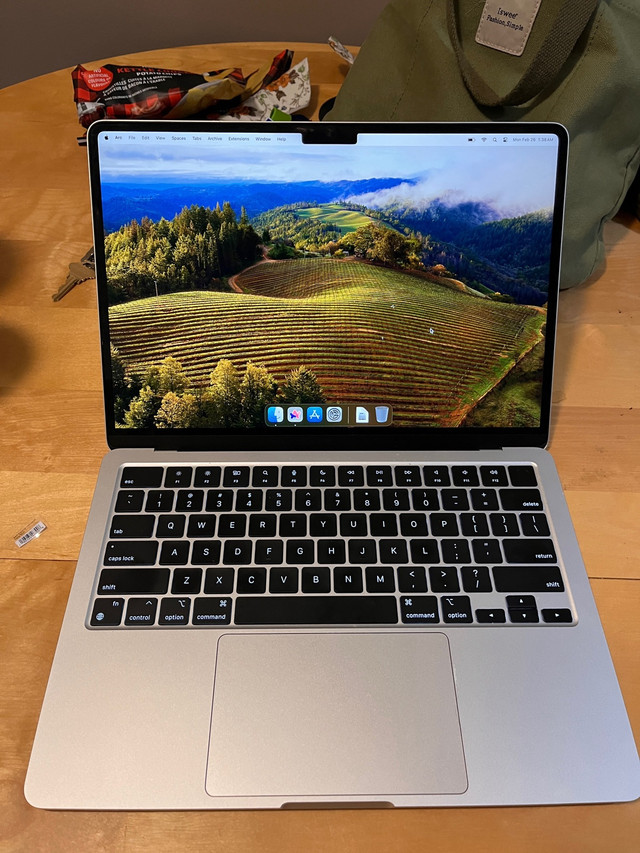 MacBook Air M2 8GB RAM 256GB SSD in Laptops in Calgary