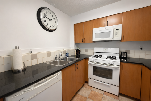 FURNISHED PRIVATE ROOM FOR RENT DOWNTOWN VANCOUVER FOR NEWCOMERS in Room Rentals & Roommates in Vancouver - Image 14
