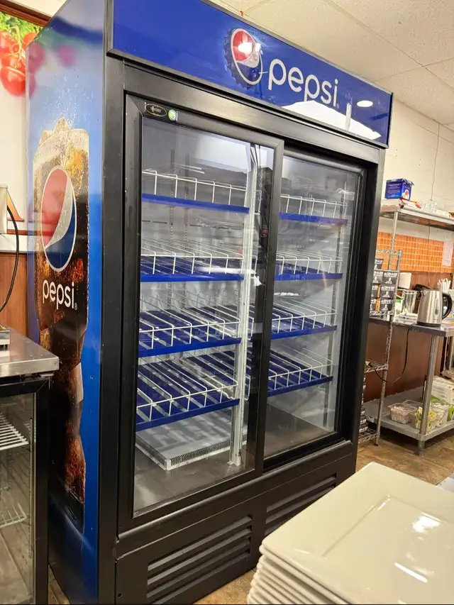 Frigo/Fridge/Réfrigérateur commercial double porte. in Other in Laurentides - Image 2