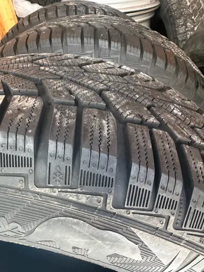 Je vends 4 pneus d hiver Gislaved 235 65 17 . Les 4 pneus d hiver flambant neuf.