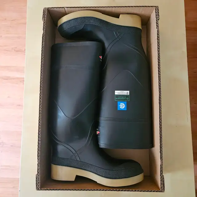Baffin Women's Boots Rubber Boots with Safety Toe - size 6 in Women's - Shoes in Calgary - Image 2