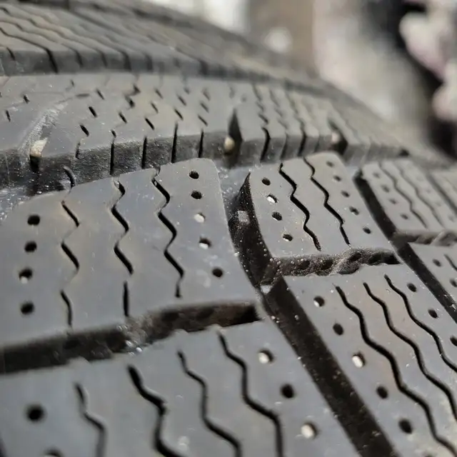 Single Michelin winter tire 225 65R17 in Tires & Rims in Ottawa - Image 8