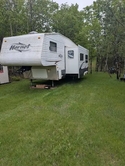 2008 keystone hornet 26 foot trailer, all the appliances work, a/c unit works furnace works,water he...
