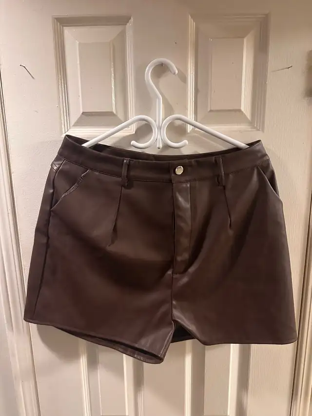 5 Skirts and Shorts (I) Size L in Women's - Bottoms in Markham / York Region - Image 5