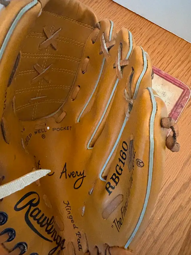 Rawlings RBG160 Baseball Glove - Like New Lacing / Soft Leather in Baseball & Softball in London - Image 2