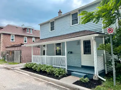 Full Cozy Home In the Heart of Gananoque