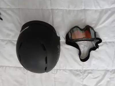 casque de ski  et lunettes, View more