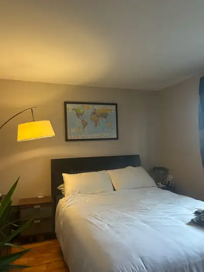 Chambre à louer dans un 5 1/2 au 2e étage très lumineux avec une chambre meublée avec lit inclus et...