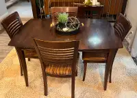 Beautiful Wood Dining Table and 6 matching chairs