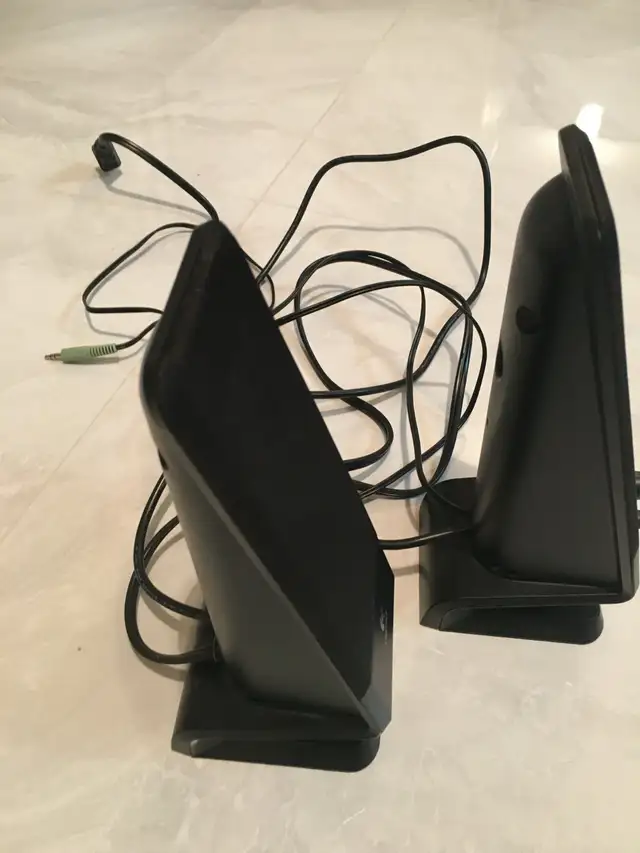 LOGITECH R-10 9" Tall Black Computer Speakers Plug & Play in Speakers, Headsets & Mics in Markham / York Region - Image 3
