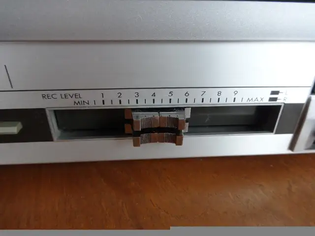 JVC KD-D10C vintage tape deck(1982) for sale in Stereo Systems & Home Theatre in Markham / York Region - Image 6