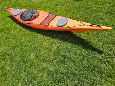 Kayak COBRA , gamme fait par Boréal Design si je ne m'abuse. 14 pieds Comme NEUF Vient équipé d'un c...