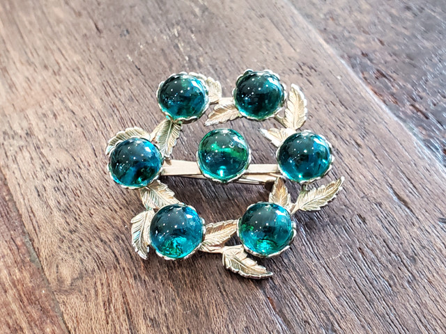 Gorgeous Vintage Aqua Teal Green Glass Bead Brooch in Jewellery & Watches in Edmonton - Image 2