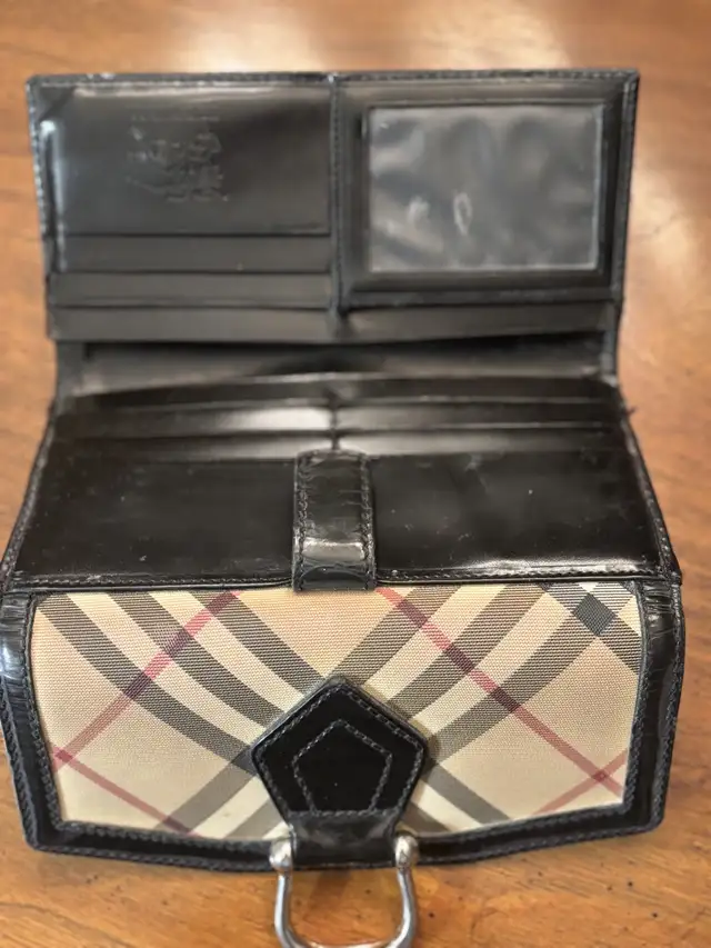 Burberry  Wallet in Women's - Bags & Wallets in City of Toronto - Image 4