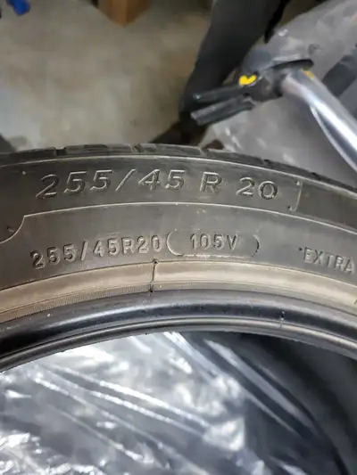 4 Bon pneus pour auto électrique ou autre michelin 255 /45p 20