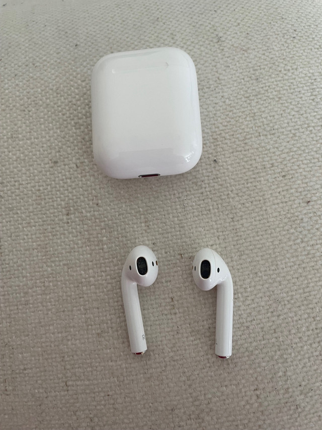 AirPods 2nd gen dans Appareils électroniques  à Laval/Rive Nord - Image 2