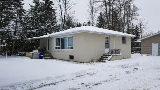 Lake Simcoe, Georgina Family Home Winter Spring Summer Fall in Ontario in Canada - Image 3