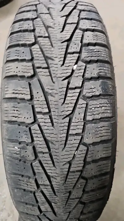 2 pneus d'hiver P215/70/16 100T Nokian Nordman 7 SUV 33.5% d'usure, mesure 9-8/32 P215/70R16; P215/7...
