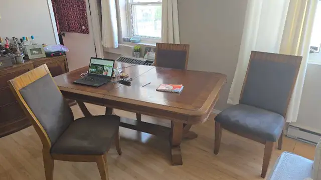 Beautiful Ashley Furniture dining table and Hutch. 7/10 in Dining Tables & Sets in Hamilton - Image 3