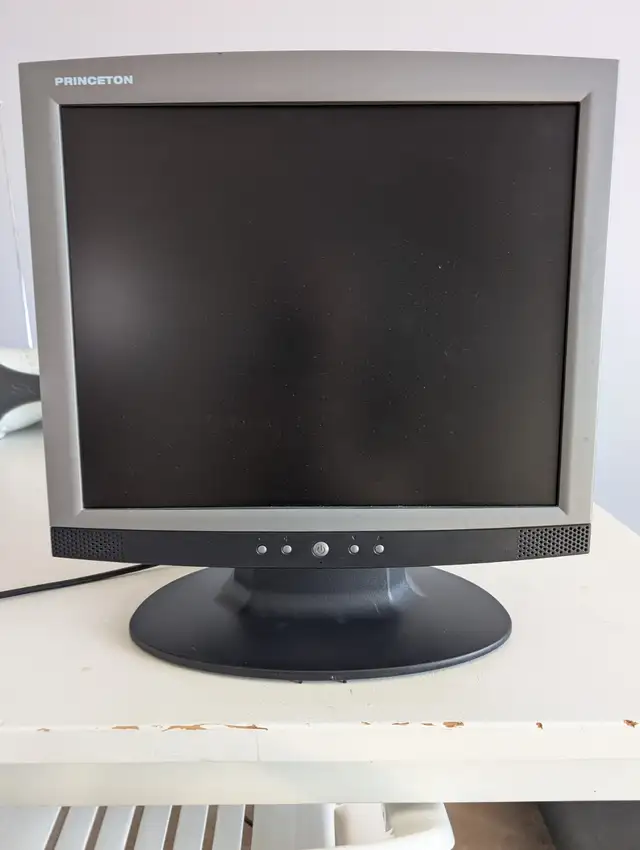 Princeton 17” LCD Computer Monitor in Monitors in Gatineau - Image 2