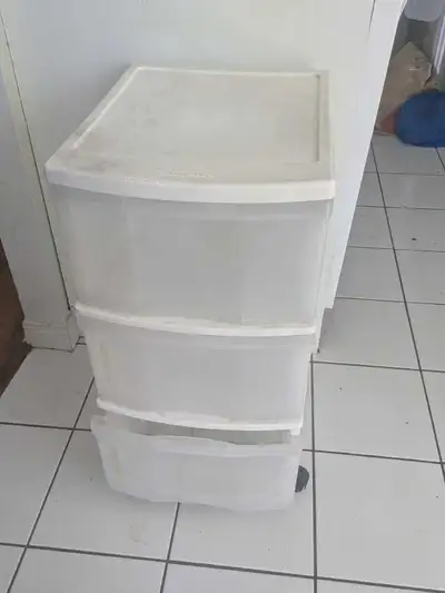 Keep your space organized with this Sterilite 3-drawer unit. This used unit is perfect for storing c...