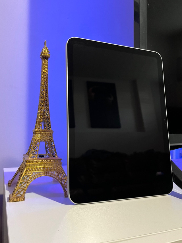 Like New Silver Apple iPad 10th Generation 64GB in iPads & Tablets in Windsor Region - Image 3