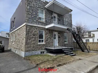 Secteur Vanier. 1300pi2 Bas de triplex complet avec entrée indépendante et balcon avant, Très propre...