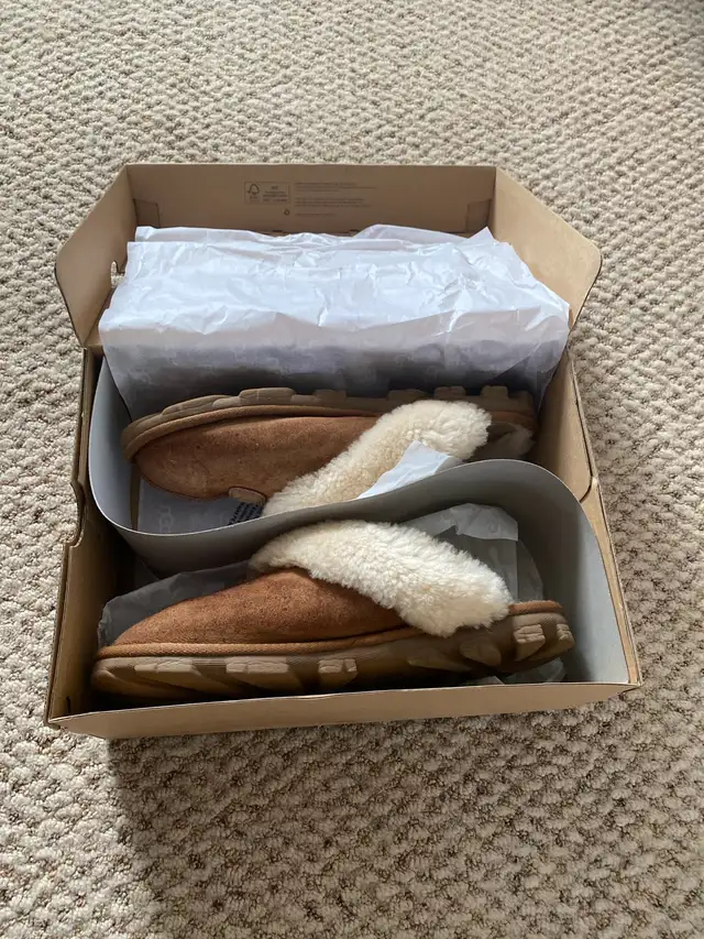 Women’s Uggs Slipper/Shoes in Women's - Shoes in Oshawa / Durham Region - Image 4