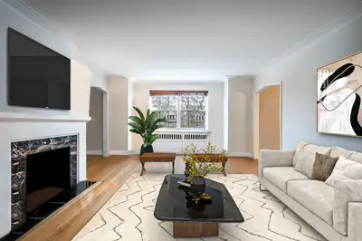Located in the Hampstead neighbourhood, this spacious 3-bedroom, 1-bathroom, 1-ensuite powder room h...