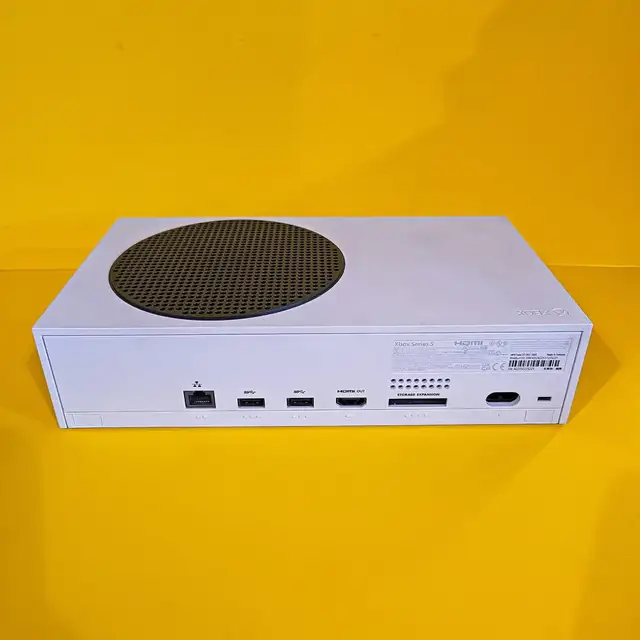 Xbox Series S + Black Controller62863272411011121