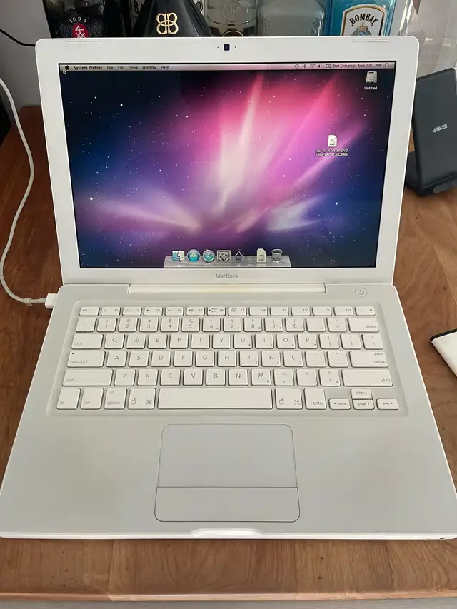 MacBook Intel Core 2 Duo in Laptops in Belleville - Image 3