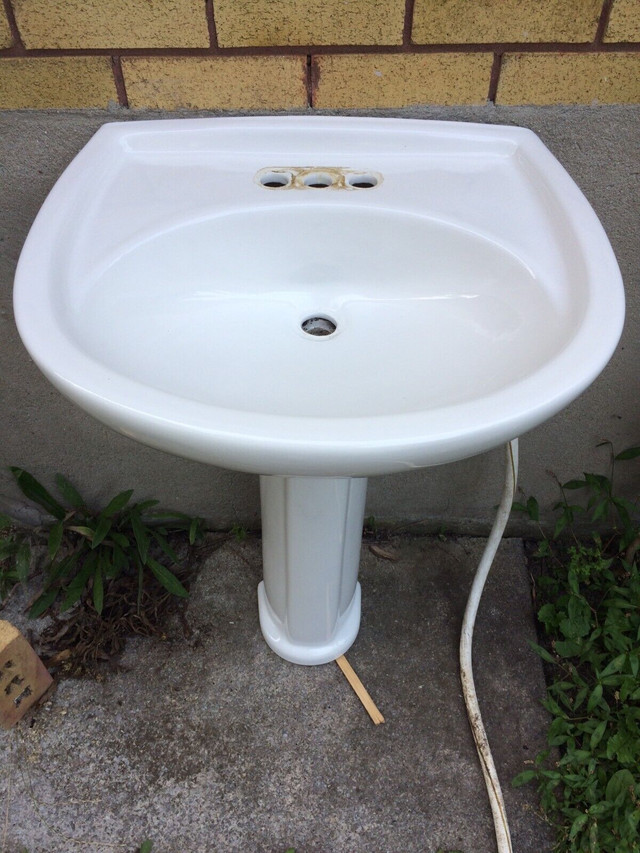 3 Pedestal sinks in Plumbing, Sinks, Toilets & Showers in Kingston - Image 2