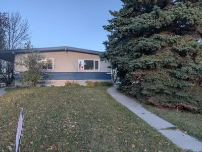 Banff Trail, 2504 Exshaw Road NW. Clean Spacious, Main Floor Duplex. Two Bedrooms, 1 Bathroom Main F...