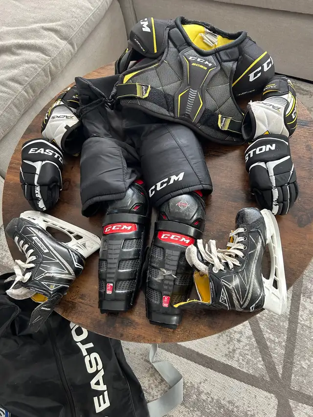 kids hockey equipment  in Hockey in Guelph - Image 3