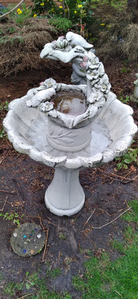 CEMENT DELUXE FOUR PIECE BIRD-BATH FOUNTAIN, STUNNING YARD PIECE