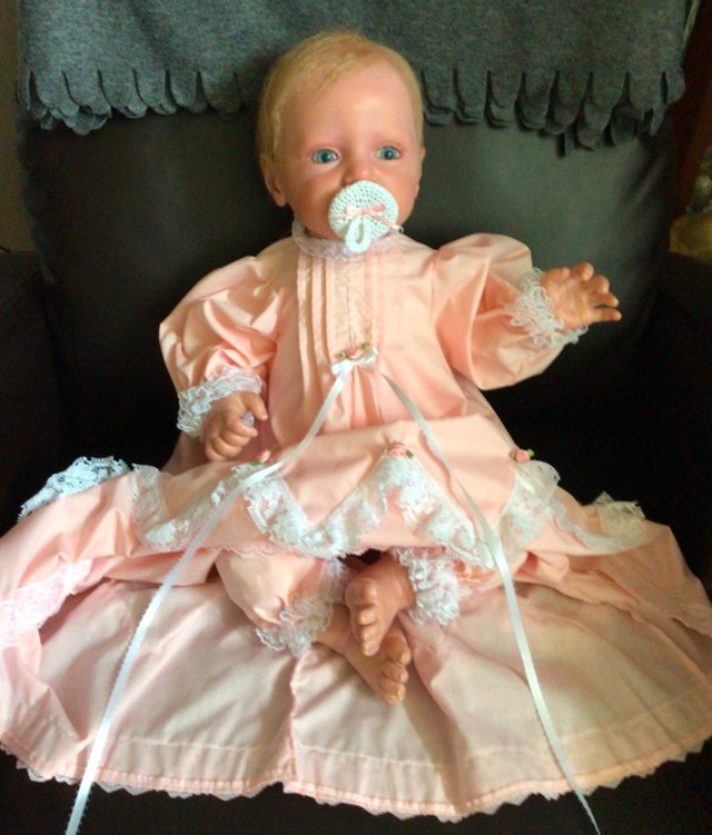 COLLECTIBLE REBORN BABY DOLL,  22 inches in Arts & Collectibles in Sault Ste. Marie - Image 2