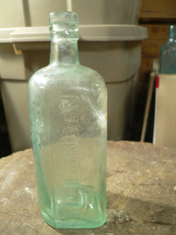 plusieurs bouteille de gin antique a différent prix dans Art et objets de collection  à Lanaudière - Image 4