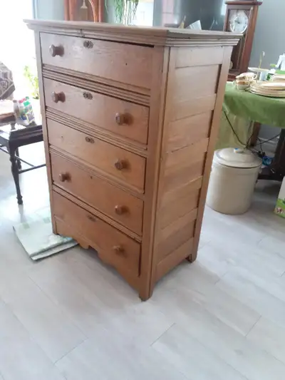 Bureau chene 25$   jai deux autre poigner   son pas instaler, View more