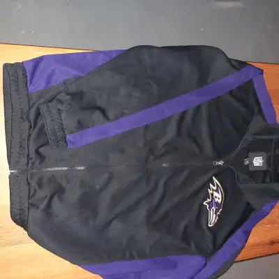 Show your team spirit with this NFL Baltimore Ravens Jacket! This jacket is in good condition, perfe...
