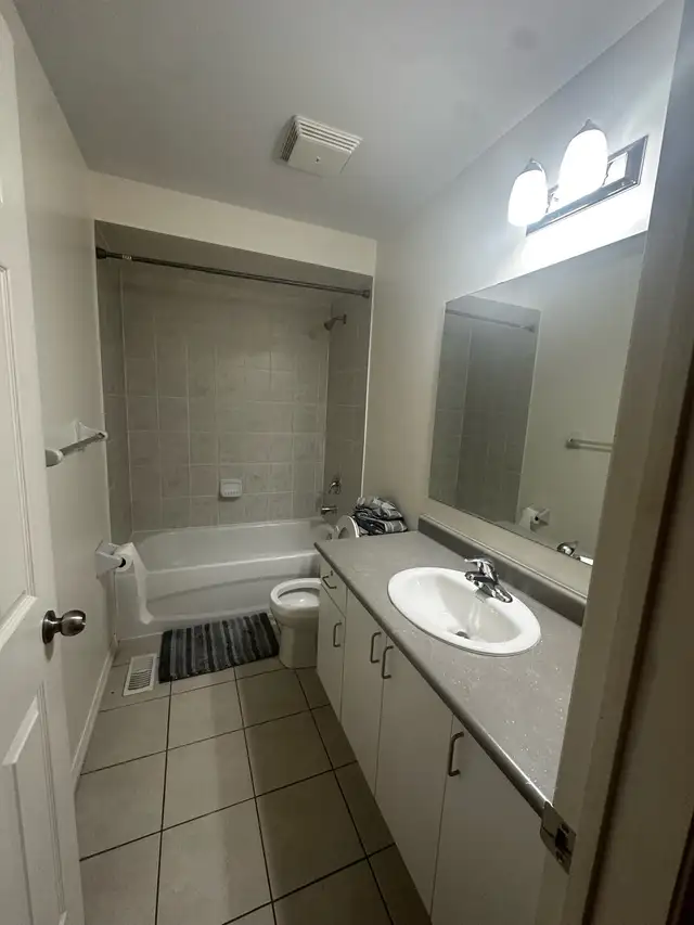 One private room for rent in house in Room Rentals & Roommates in Mississauga / Peel Region - Image 5