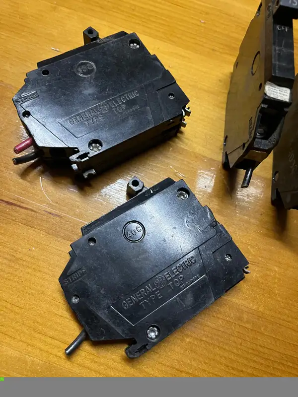 Disjoncteur (circuit braker) 15 amp GE in Electrical in Victoriaville - Image 3