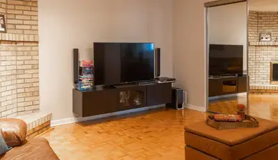Support mural pour téléviseur en.Tv mounted Stand in good shape., View more