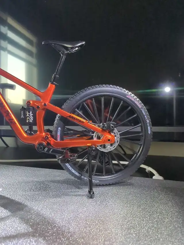 DIECAST bike 1:6 scale (toy) in Kids in London - Image 5